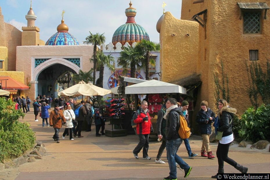Bij  Le Passage Enchanté d’Aladdin loop je langs scenes met het verhaal van Aladdin. Tips: Een bezoek aan Disneyland Parijs.