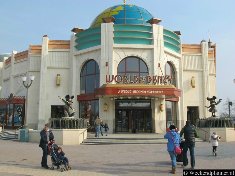 In Disney Village zijn veel Disney winkels.  Er zijn winkels voor Disney speelgoed, Disney kleding,  Disney schilderijen en natuurlijk souvenirs.Tips: De hotels van Disneyland Parijs.
