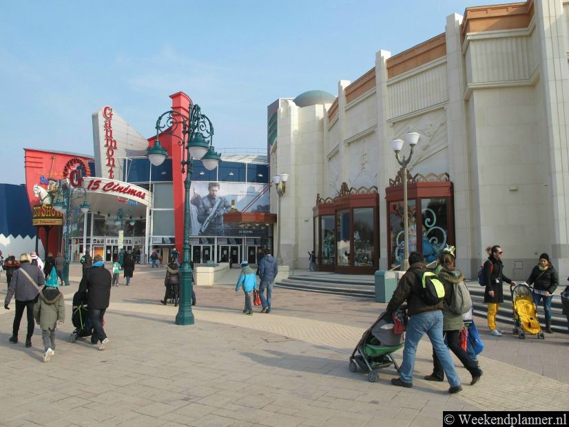 In de Gaumont Bioscopen zijn maar liefst 15 bioscoopzalen en er is een IMAX theater. Je kunt in Disney Village ook naar de Buffalo Bill's Wild West Show. Dit is een diner show over het Wilde Westen.Foto's van een bezoek aan Disneyland Parijs.