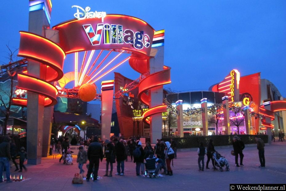 De ingang van Disney Village ligt vlakbij de in- en uitgang van Disneyland. In de avond stroomt het park leeg en Disney Village vol. Tips: Disneyland Parijs: Main Street USA.