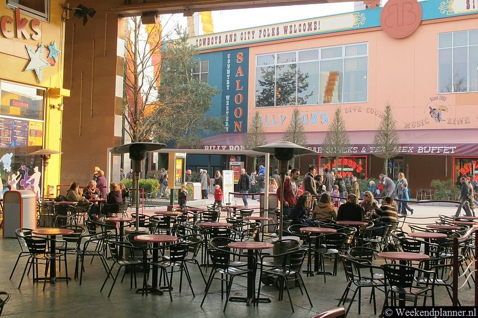 Het overdekte terras van Starbucks. Op de achtergrond zie je Billy Bob's Country & Western Saloon waar iedere avond live muziek is.Foto's van een bezoek aan Disneyland Parijs.