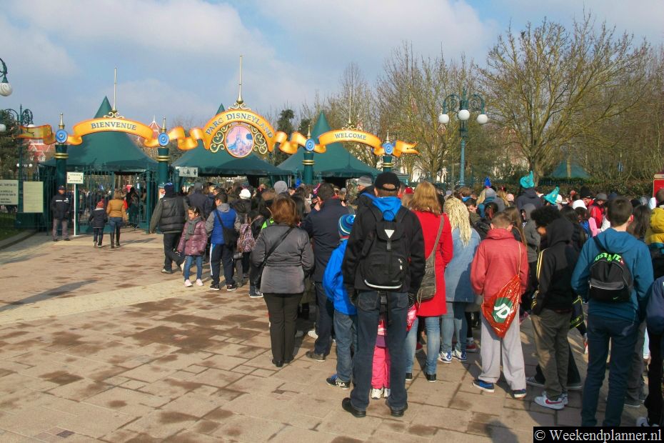 Dit is de rij voor de kassa bij de ingang van Disneyland. Koop je kaartjes dus online. Dat is ook nog 10 % goedkoper. Tips: Disneyland Parijs.