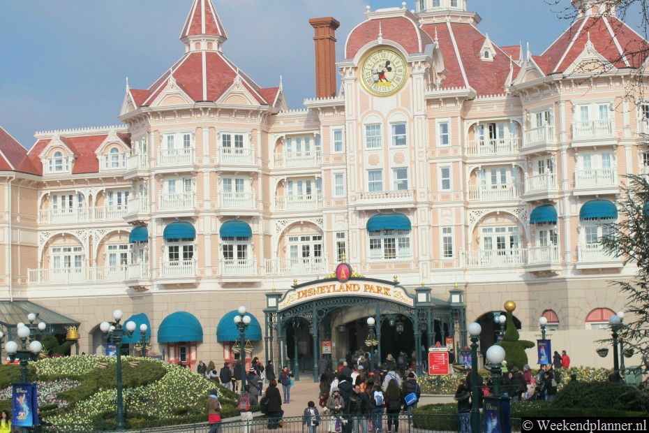 Dit is het Disney Hotel met daaronder de ingang van het Disneyland Park. Het Disneyland Hotel is het meest luxe hotel van het Disneyland Resort. Tips: De hotels van Disneyland Parijs.