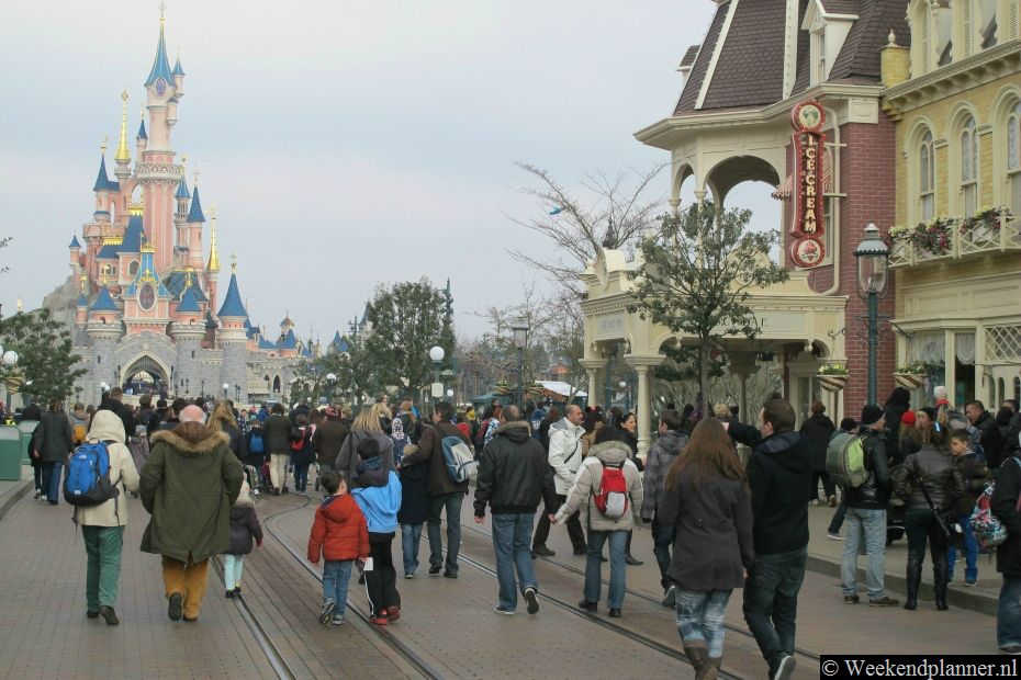 Disneyland Park bestaat uit vijf themalanden die je met één toegangsbewijs kunt bezoeken. Dit is Main Street USA. Bij het kasteel loop je Fantasyland binnen. Tips: De vijf themalanden van Disneyland in Parijs.