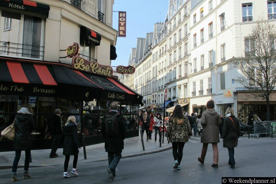 De wijk Saint-Germain-des-Prés ligt naast Quartier Latin aan de Seine.Tips: De populaire wijken Quartier Latin en St Germain in Parijs.