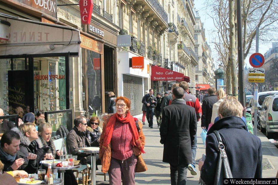 Het Tennessee Café ligt op de Boulevard Saint-Germain nr 130. Het café is tot  2:00 uur 's nachts open. Tips: Uitgaan in Parijs..
