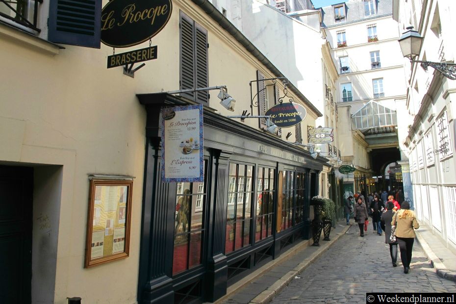Deze historische winkelgalerij, Cours du Commerce Saint-André,  heeft een ingang op de Boulevard Saint-Germain.  Danton en Marat, enkele leiders van de Franse revolutie, woonden hier en de guillotine is hier in een kelder op nummer 9 geperfectioneerd. 