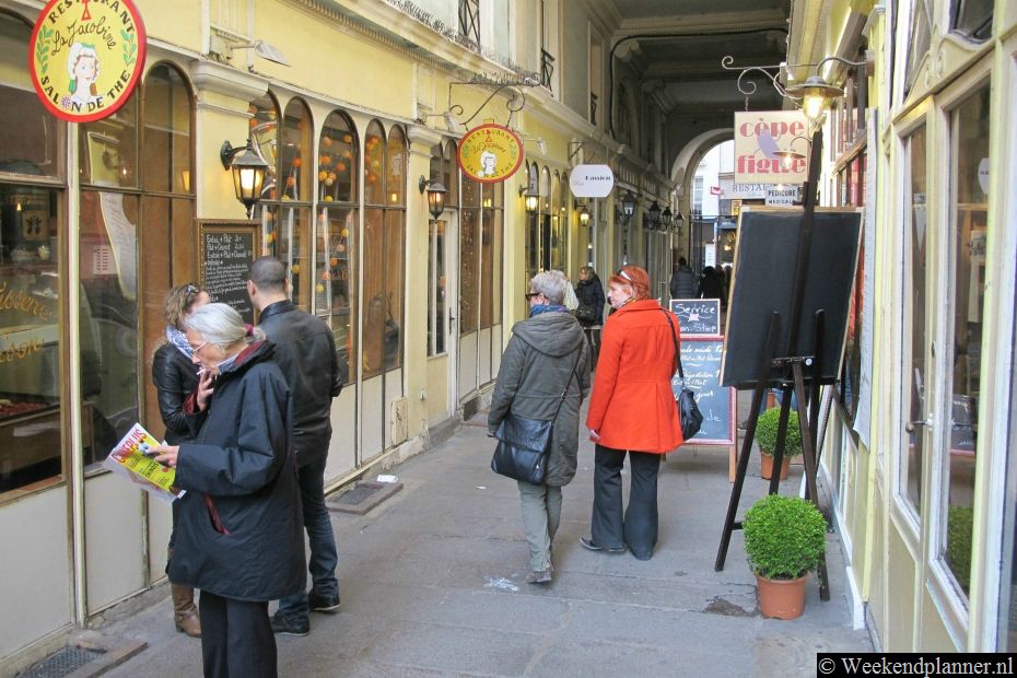 In de Cours du Commerce Saint-André zijn veel historische cafés. Sommigen waren er al in de 17de eeuw. In Salon de Thé en restaurant Un Dimanche à Paris is nog een deel van een 13de-eeuwse toren te zien die hier ooit bij de stadsmuur stond.Tip: De attracties in het centrum van Parijs..