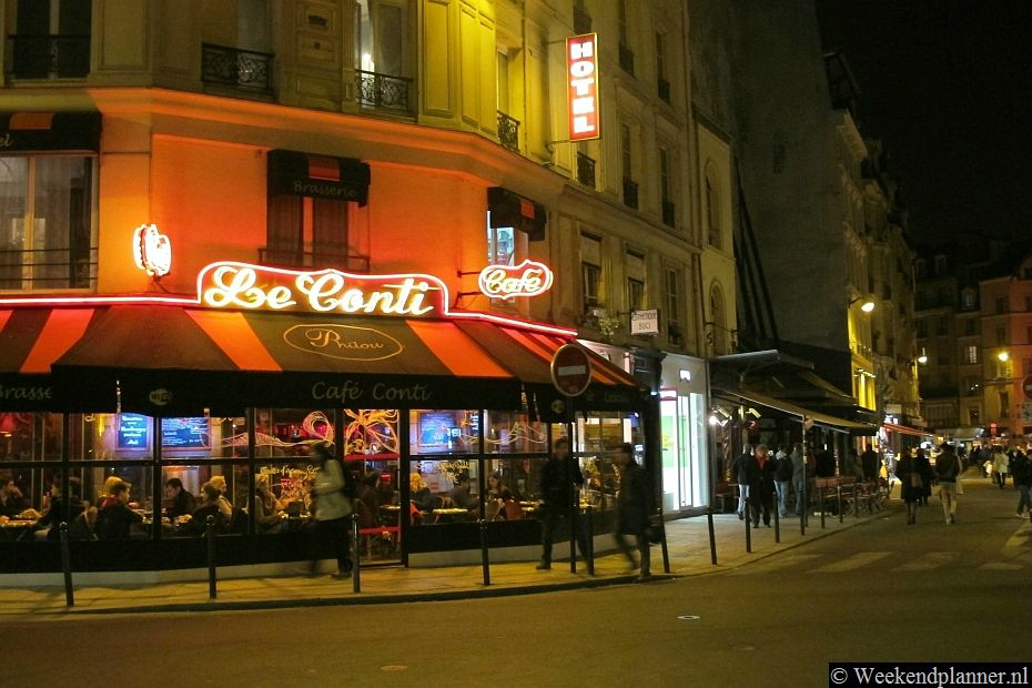 Hotel en café Le Conti op de hoek van Rue Mazerine en Rue de Buci. Het is vanuit dit hotel maar vijf minuten lopen naar de Notre Dame.Tips: Vind een hotel op de meest gunstige plek in Parijs..