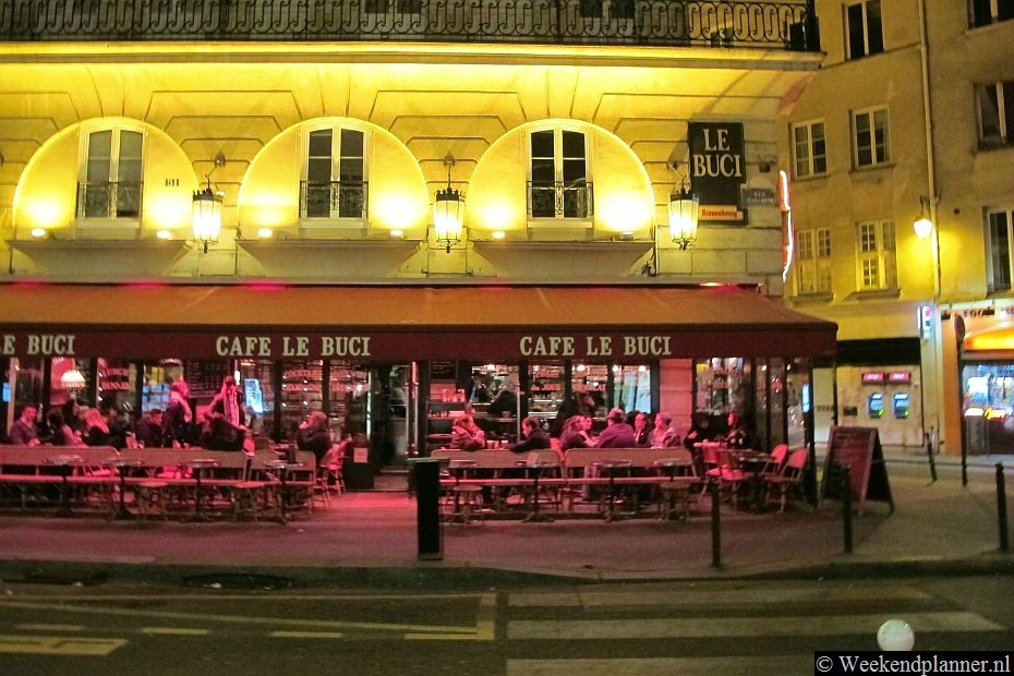 In St-Germain zijn bekende en minder bekende cafés. Cafés als Les Deux Magots en Café de Flore trekken dankzij vroegere gasten als Jean-Paul Sartre en Simone de Beauvoir nog steeds toeristen. Tips: Een weekend naar Parijs..