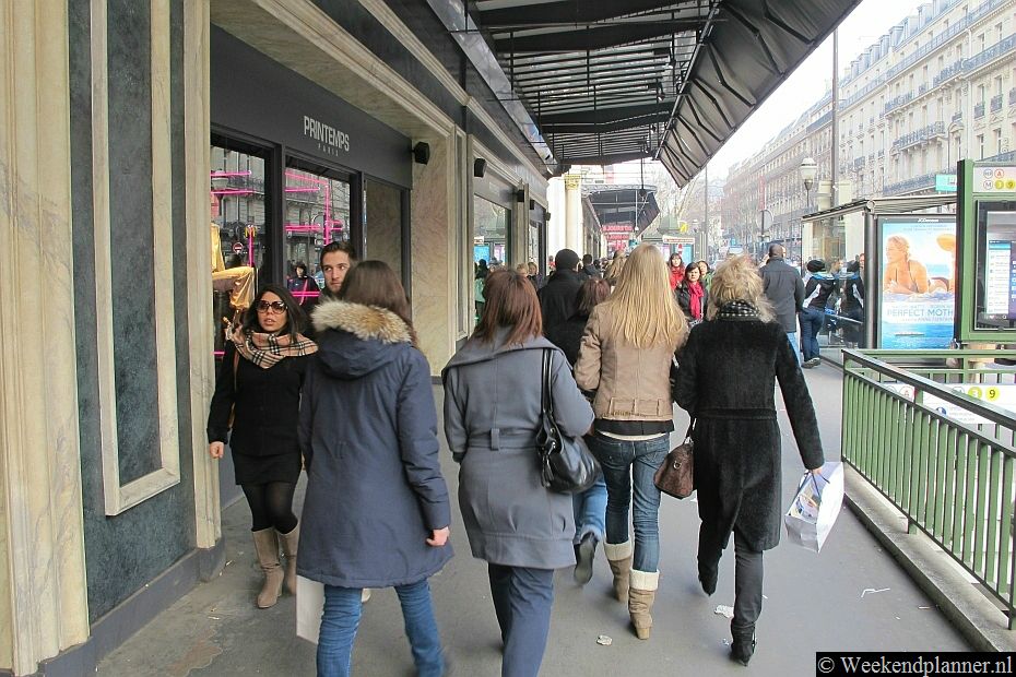 Vanaf de drie gebouwen van Galeries Lafayette is het maar een paar minuten lopen naar het warenhuis Printemps.Tips: Een weekend naar Parijs..