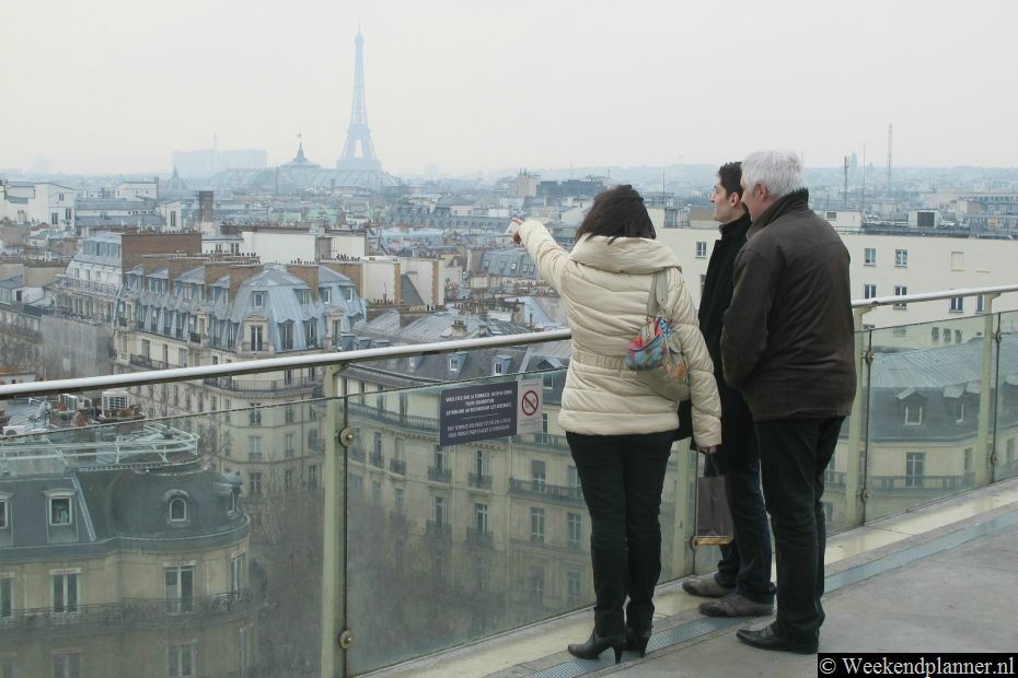 Op het dak van Printemps heb je gratis een prachtig uitzicht over Parijs. Ook Galeries Lafayette Coupole heeft een dergelijk dakterras.Tips: Shoppen in Galeries Lafayette in Parijs..