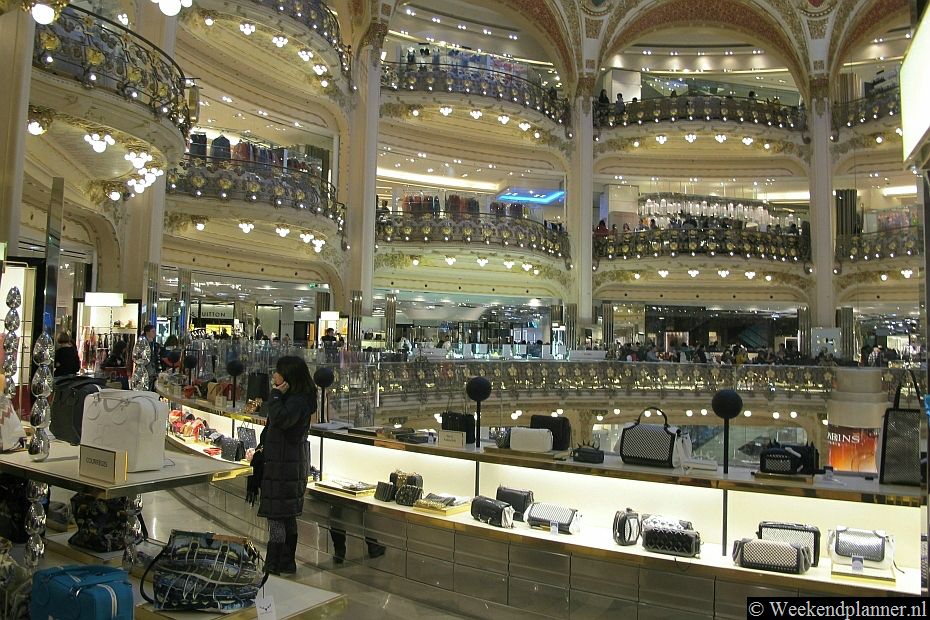 Galeries Lafette is gevestigd in drie gebouwen. Lafayette Coupole is een prachtig gebouw. Zelfs als je niet van winkelen houdt moet je het zien.Tips: Shoppen in Galeries Lafayette in Parijs..