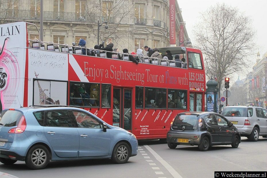 De rode Hop-On Hop-Off bus stopt voor Galeries Lafayette. Je kunt parkeren in de parkeergarages onder Galeries Lafayette Homme en onder Printemps.Tips:  De rode Hop-on Hop-off bus heeft een halte bij het warenhuis.