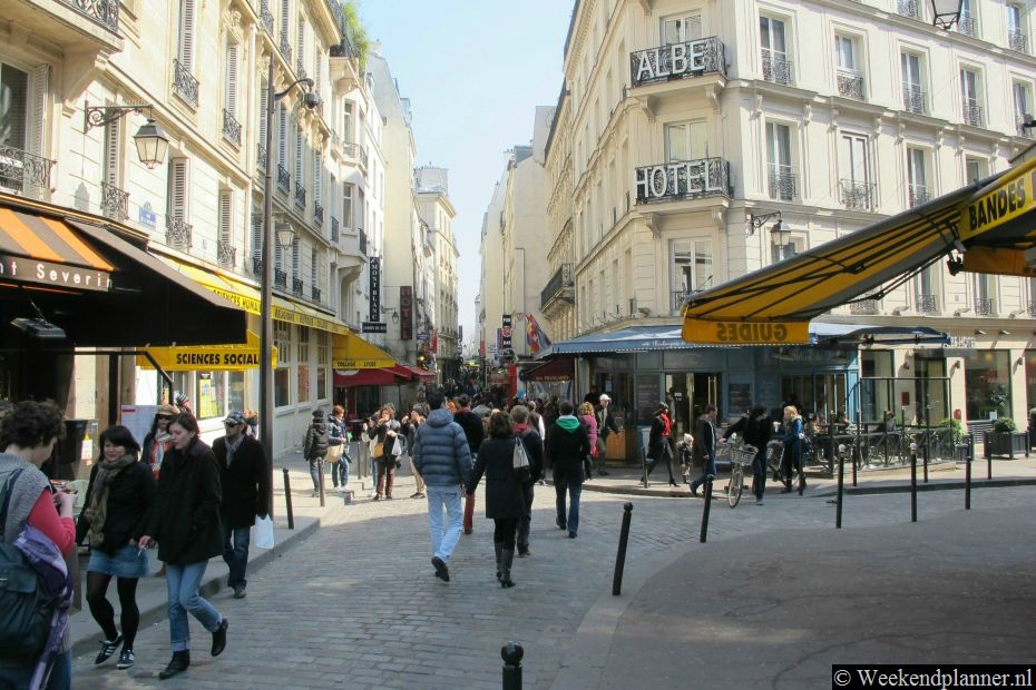 In de Rue de la Huchette en haar zijstraten vind je heel veel restaurants en bars. Deze straat komt uit op het beroemde plein Place Saint Michel.Foto's van het nabijgelegen Place Saint Michel.