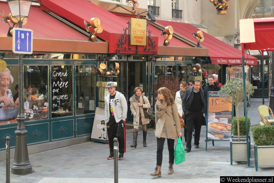 Dit restaurant ligt op een leuke plek aan de Place Saint Andre des Arts en Place Saint Michel. Een betere plek voor een terrasje is er niet..Tips: Uitgaan in Parijs..