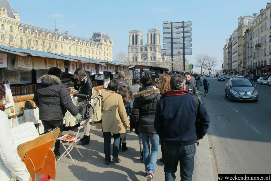 Langs de Seine heb je natuurlijk ook in Quartier Latin kiosken met boeken en kaarten. Op de achtergrond zie je de Nortre Dame.Tip: De attracties in het centrum van Parijs..