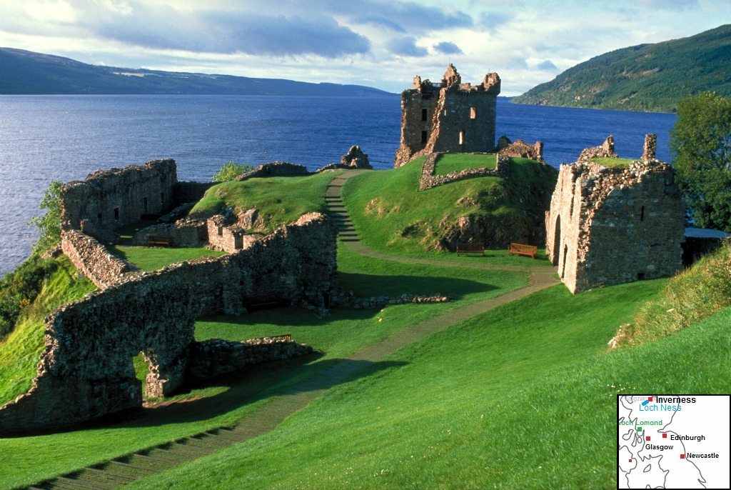 Op de foto zie je de ruïne van Urquhart Castle aan Loch Ness. Urquhart Castle is een kasteel uit de 13de eeuw. 