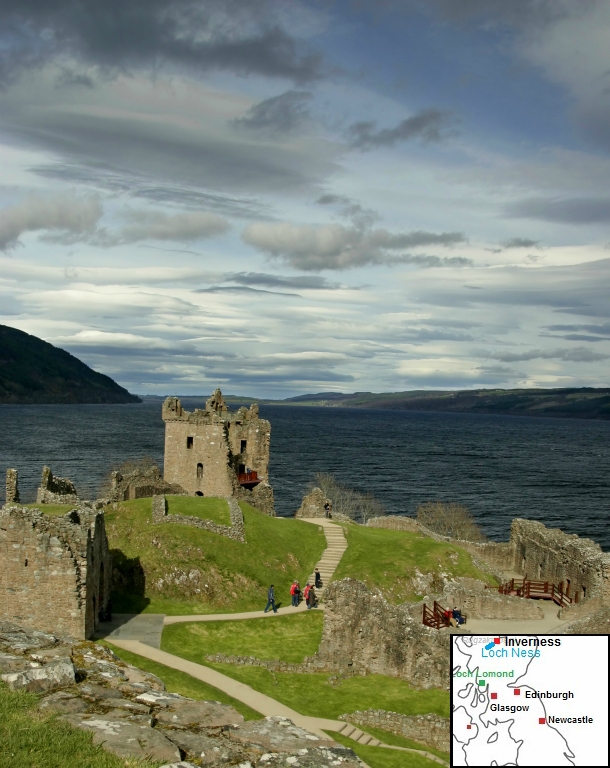Het kasteel Urquhart Castle ligt aan Loch Ness, vlakbij het plaatsje Drumnadrochit . Vanuit de ruïnes heb je een mooi uitzicht over Loch Ness.
