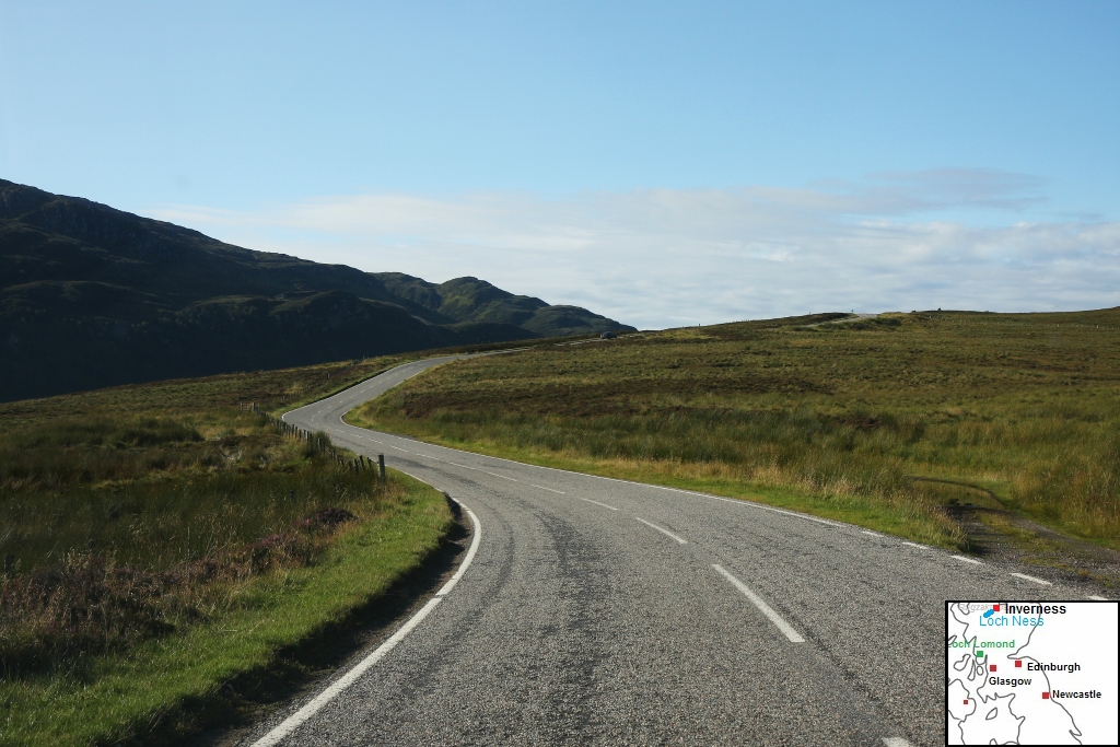 Loch Ness en Inverness liggen in de Highlands van Schotland. Hier zie je de weg naar Loch Ness.