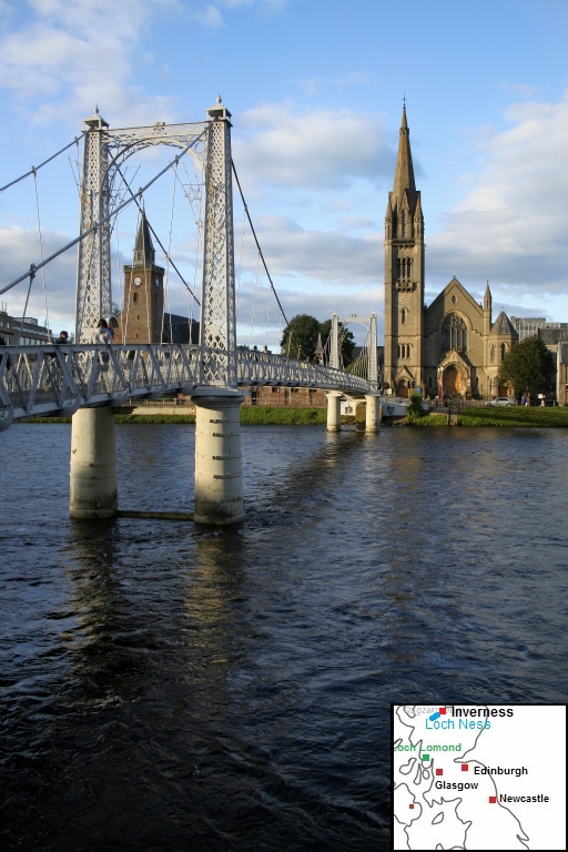Dit is de Graig Street Bridge over de Ness. Als je over de brug loopt deint die mee. Als het avond wordt heb je op de brug een mooi uitzicht op de stad.