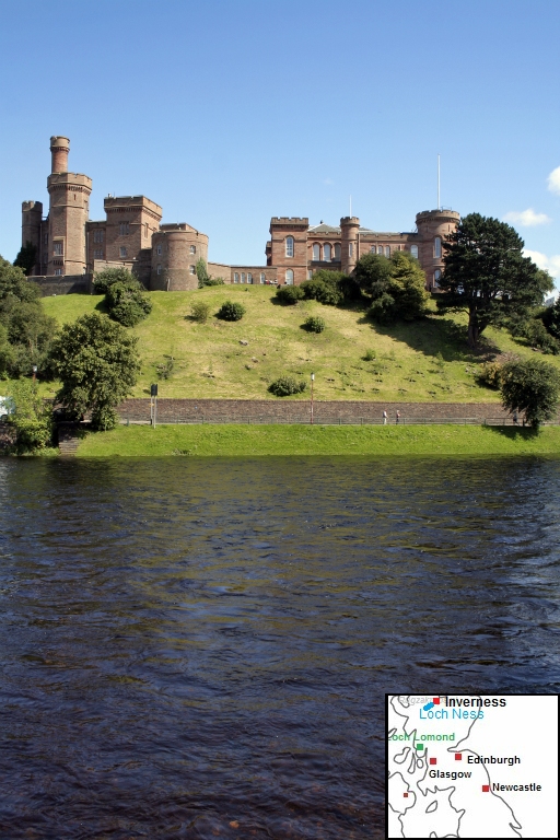 Het kasteel Inverness Castle toornt hoog boven de stad uit. Het kasteel zelf kun je niet in maar je hebt bij het kasteel wel een mooi uitzicht over de rivier en de stad.