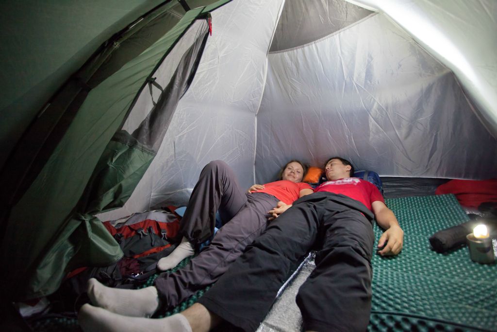 Een tent is belangrijk als je meerdere dagen gaat trekken. Wat de beste tent voor je tocht is, is afhankelijk van je zwerftocht en de verwachte weersomstandigheden. Let op het gewicht van de tent. Tips:   Meer over handige kampeerspullen.