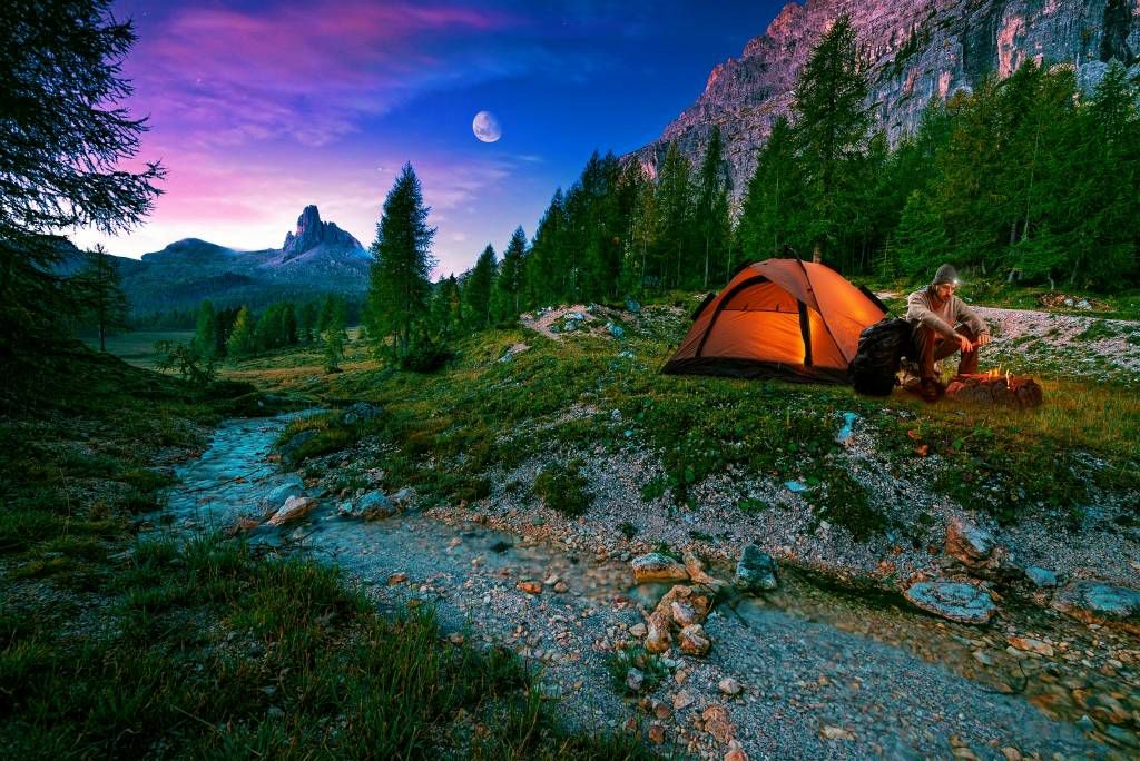 Of je nu een dagje de bossen intrekt, een paar dagen gaat bergwandelen langs berghutten of gaat kamperen bij een beekje, hiken is een mooie manier om van de natuur te genieten.  Je moet je natuurlijk wel goed voorbereiden en een goede uitrusting hebben.Tips:   Meer over een goede uitrusting..