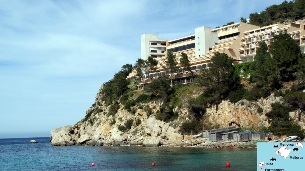 Dit is het viersterrenhotel Hotel Olé Galeón Ibiza aan de noordkust van Ibiza in Puerto de San Miquel. Voor het hotel ligt een strand met veel restaurants waar je lekkere vis kunt eten. Het hotel heeft twee zwembaden en natuurlijk uitzicht op zee.Tip: Leuke plaatsen op Ibiza.