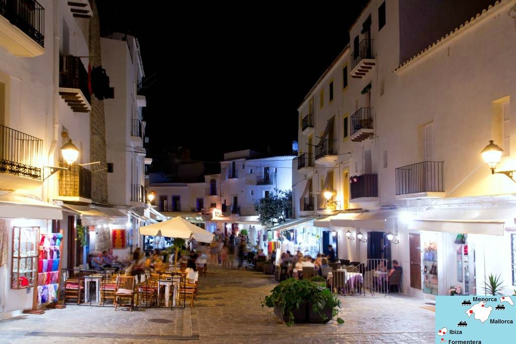 Op de foto zie je het oude centrum van Ibiza Stad (Eivissa) dat op de heuvel ligt. Hier in de wijk Dalt Vila zijn de meeste bezienswaardigheden van Ibiza.  In de mooie straten van Dalt Vila zijn leuke winkeltjes, boetieks en heel veel restaurants en barretjes.Tip: De attracties van Ibiza.