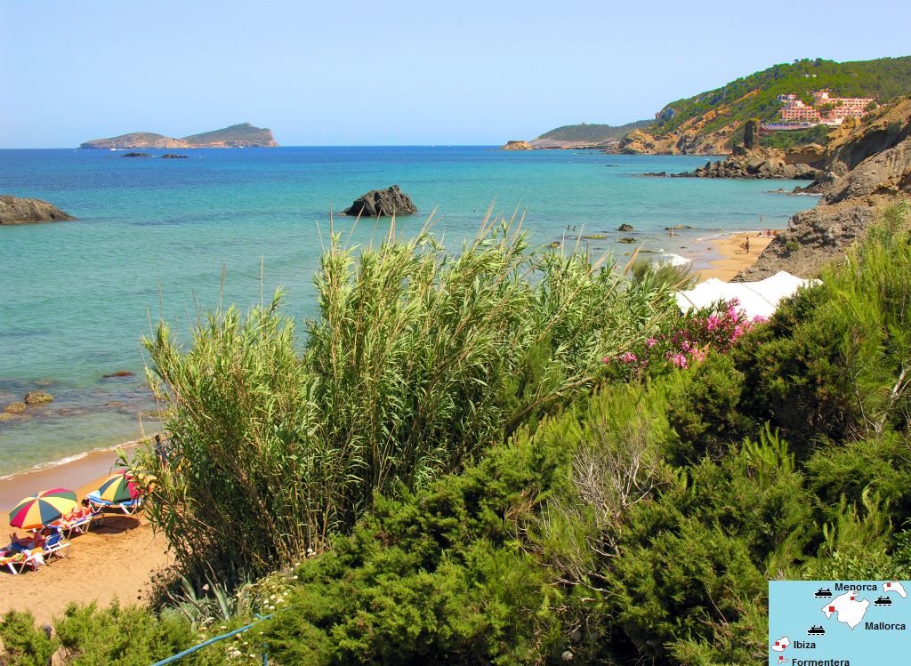 Het Spaanse eiland Ibiza heeft een mooie kust met meer dan vijftig stranden en strandjes, klippen en helder water waar je kunt snorkelen en duiken.  Op veel plaatsen kun je boten of jetski's huren maar er varen ook rondvaartboten langs de kust.Tip: Vakantie op de Spaanse eilanden Balearen.