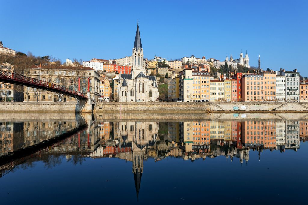 Bron: DreamstimeLyon is een prachtige stad met twee rivieren, de Rhône en de Saône. Het historische centrum van Lyon, Vieux Lyon, ligt aan de Saône bij de heuvel Fourvière.Tip: Een weekend in Lyon.