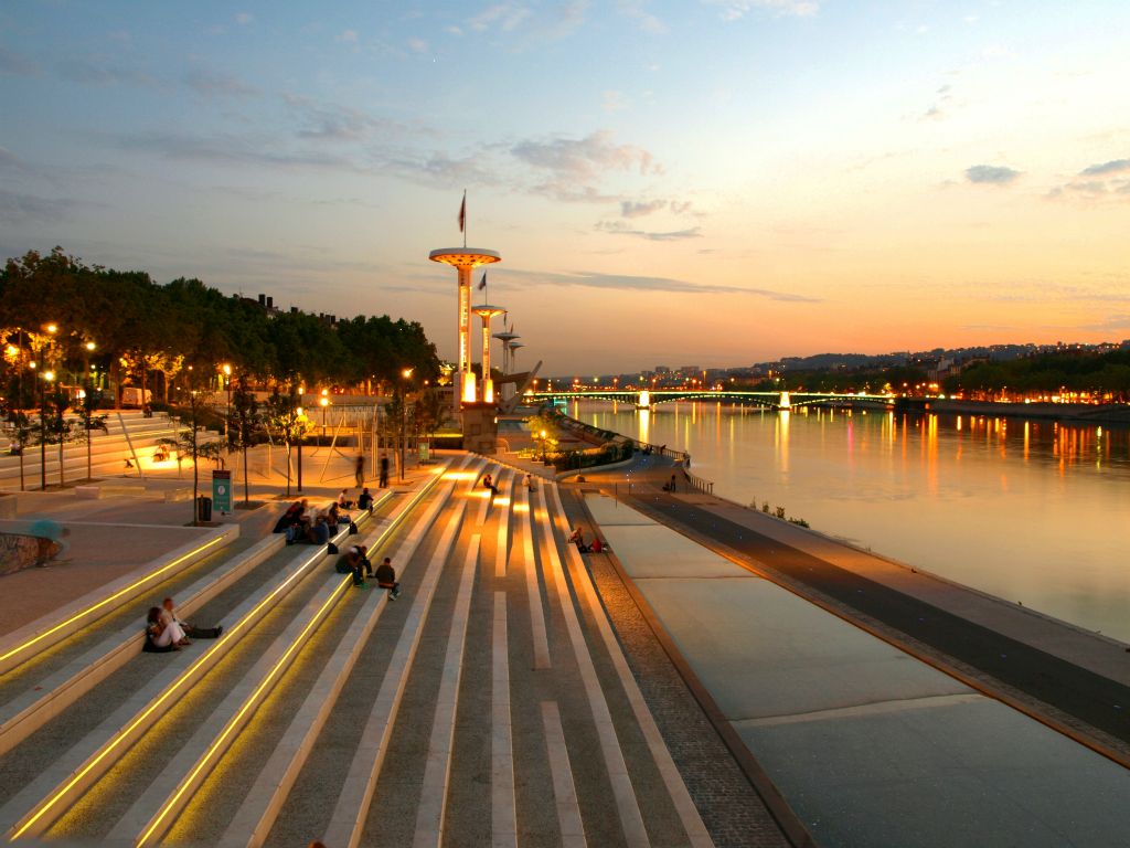 Bron: DreamstimeOp de kade van de Rhône kun je bij het water zitten. Op een warme zomeravond is het een romantische plek.Tip: Dit is een leuke plek voor een picknick.