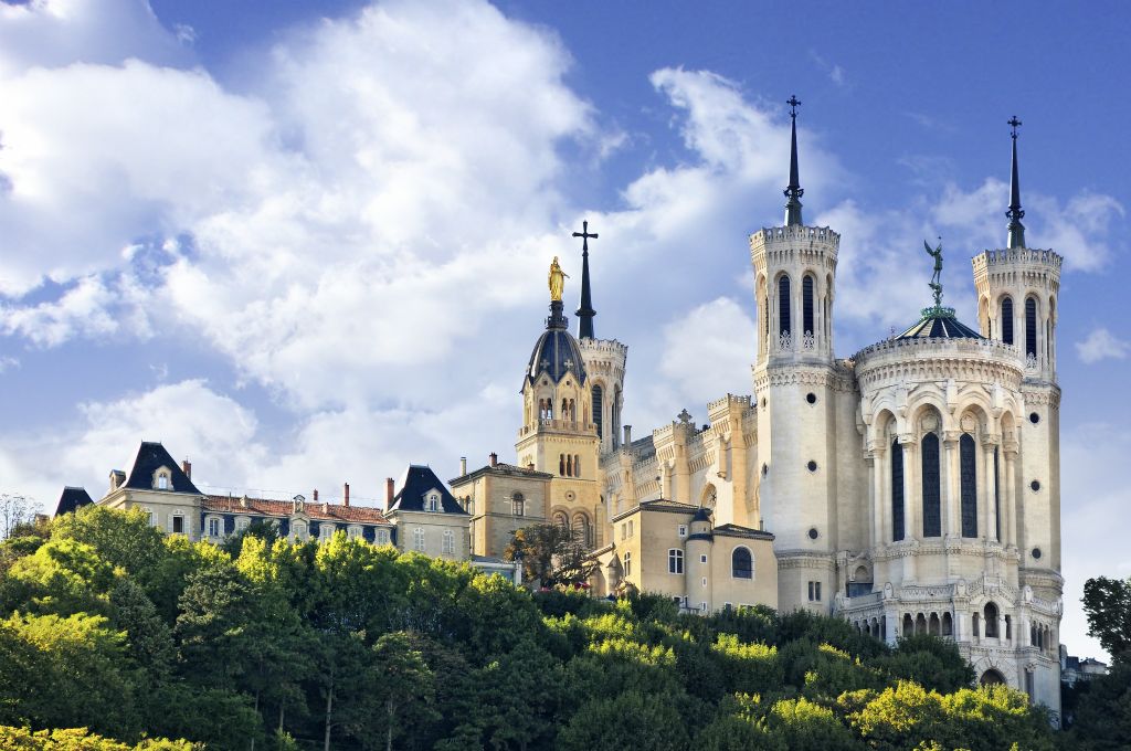 Bron: DreamstimeOp de heuvel Fourvière ligt de basiliek Notre-Dame de Fourvière. Er loopt een kabelbaan vanaf metrostation Vieux Lyon naar de basiliek.Tip: Handig om mee te nemen als je veel gaat wandelen.