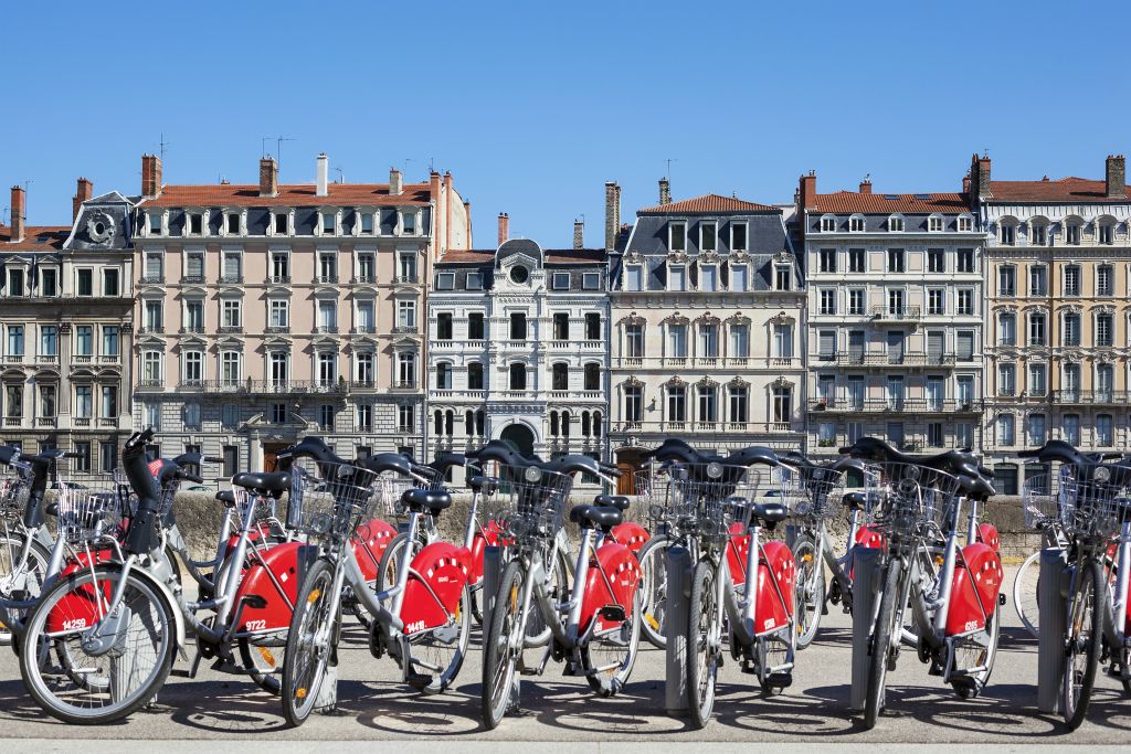 Bron: DreamstimeMet een fiets is de stad gemakkelijk te verkennen. Je kunt deze fietsen overal in de stad goedkoop huren. Met een creditcard kun je een korte termijn kaart kopen bij de fietsstations. Het eerste half uur dat je de fiets gebruikt  is gratis.Tip: Fietsen tijdens je vakantie.