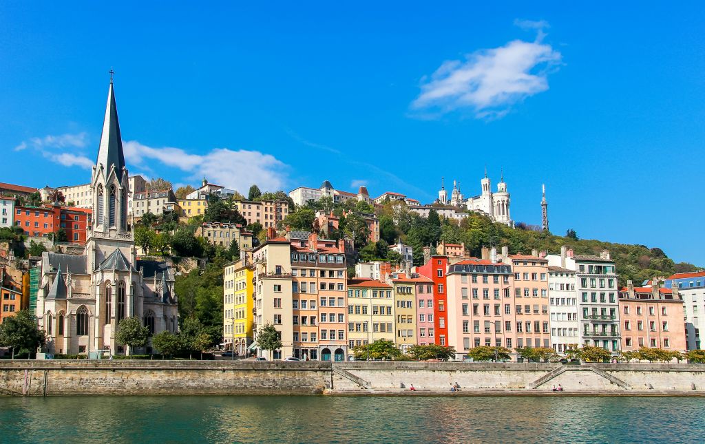 Bron: DreamstimeVieux Lyon ligt aan de voet van de heuvel Fourvière op de oever de rivier de Saône. Het is een prachtig historisch centrum met veel 15de en 16de-eeuwse gebouwen uit de Renaissance. Metro: Vieux Lyon