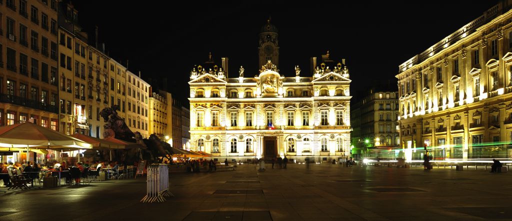 Bron: DreamstimeDit is het mooie plein Place des Terreaux. Je ziet hier het fraaie stadhuis, Hotel De Ville.