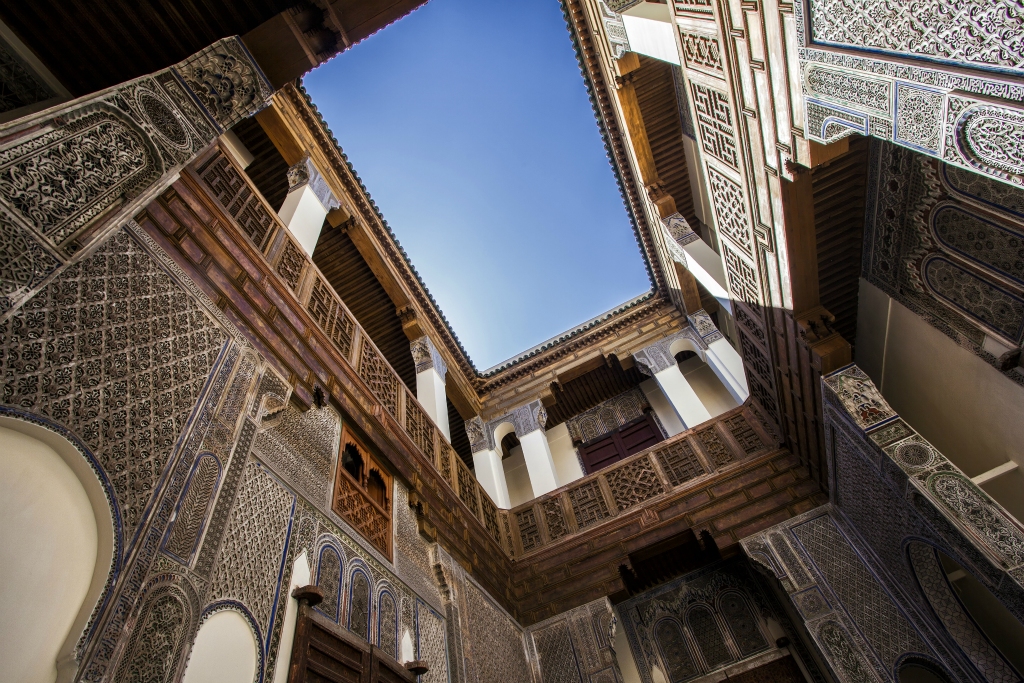 De binnenplaats van een riad in de stad Fez. Je ziet hier de hotelkamers.