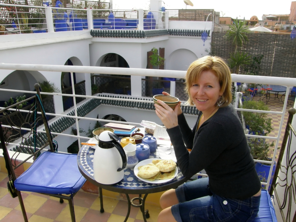 In veel hotels kun je ontbijten op het dak van het hotel. Op de foto zie je het dakterras van een hotel in Marrakech.