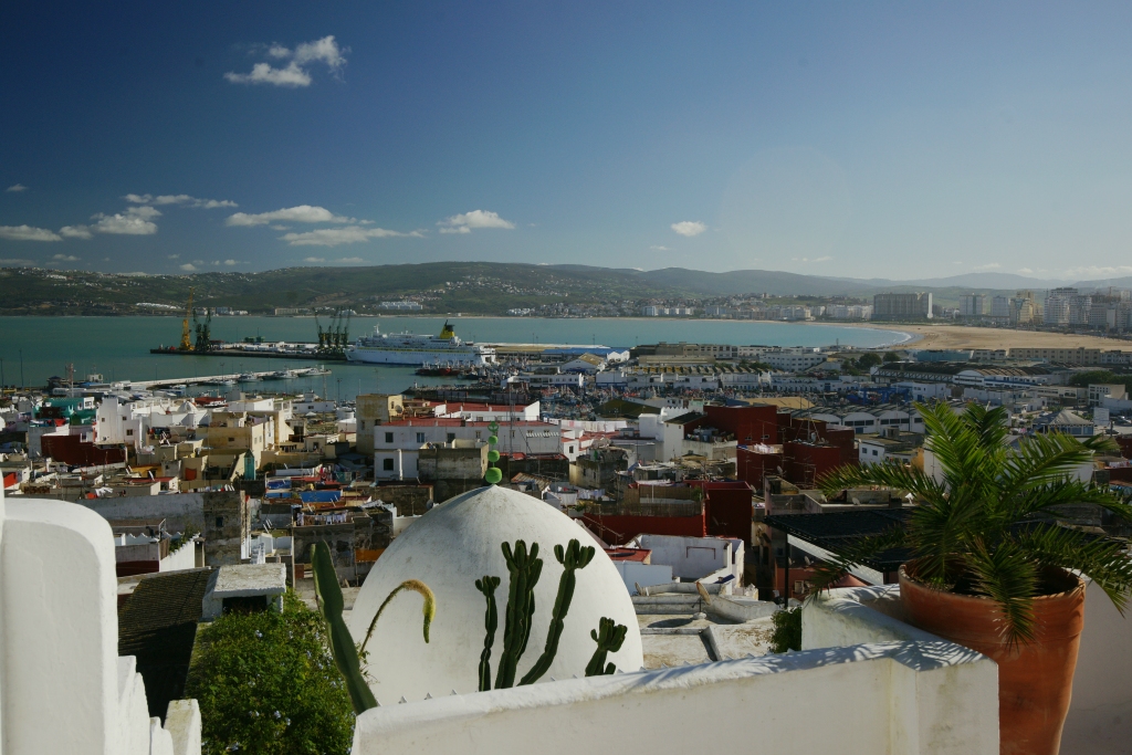 Het historische centrum van Tanger met op de achtergrond de haven. Met de snelle veerboot kun je in 35 minuten van Tanger naar de Spaanse haven Tarifa varen.