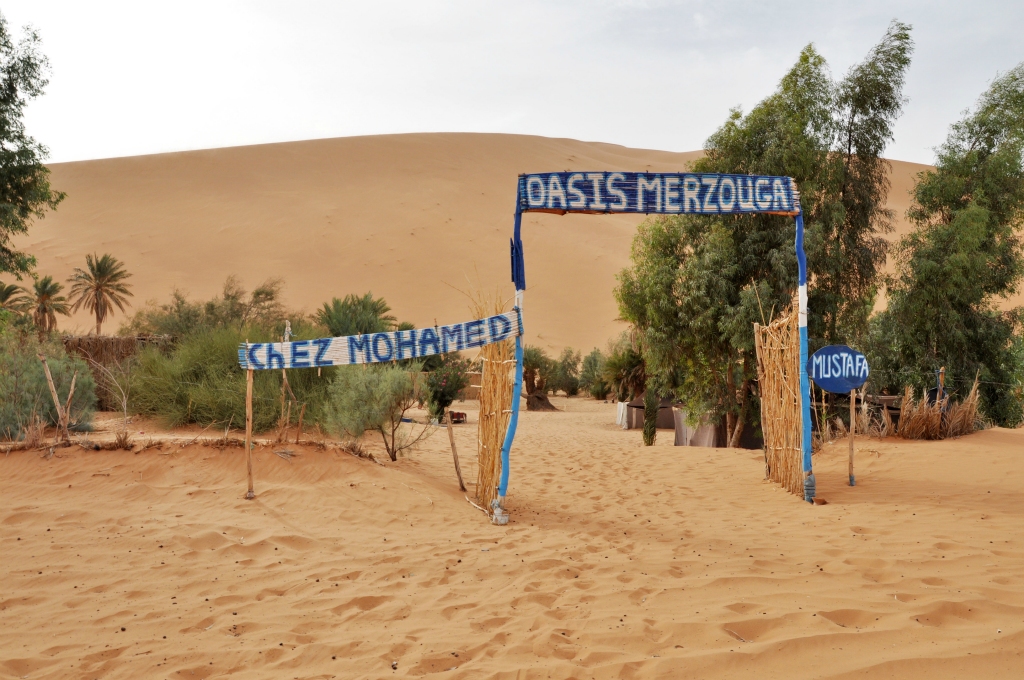 In het woestijndorp Merzouga kun je overnachten in een hotel maar leuker is natuurlijk om in een tent in de woestijn te slapen. Vanuit het tentenkamp kun je iedere dag de zandduinen van Erg Chebbi verkennen op een kameel of jeep.