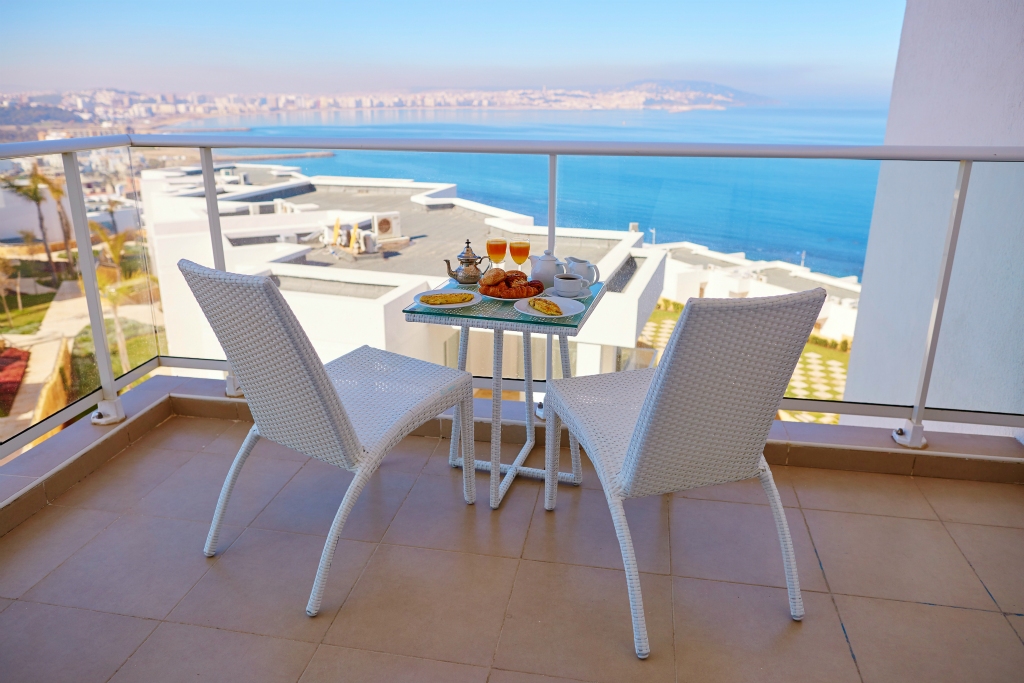 Het uitzicht van een hotelkamer op zee en op de binnenstad van Tanger.